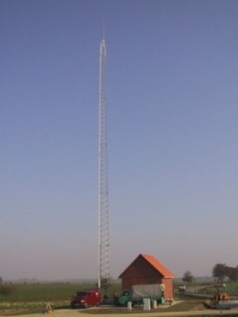 Funkturm mit Feststation am Kabelhaus Altentreptow BAB A20